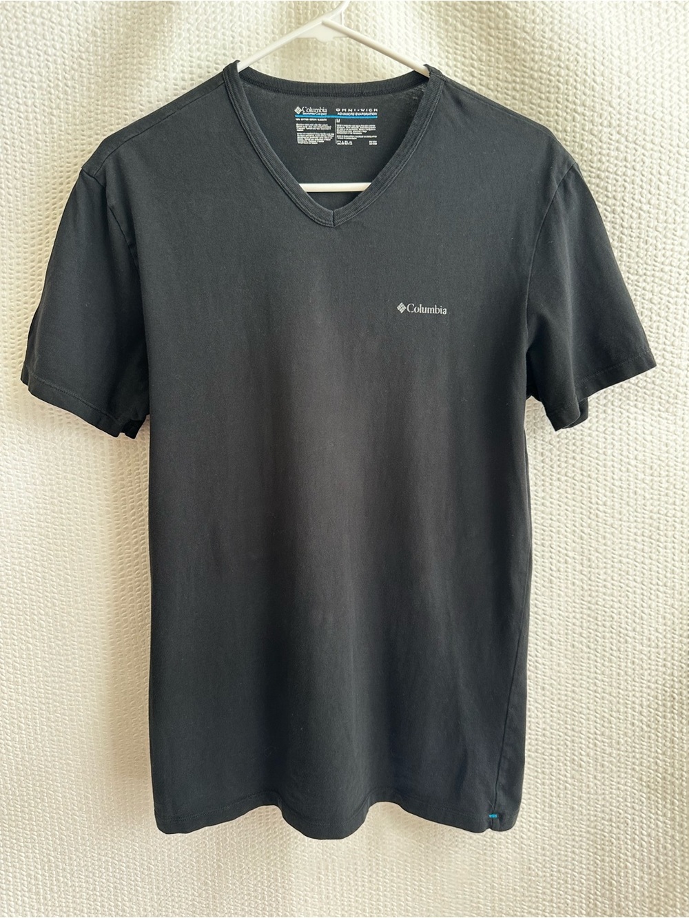 COLUMBIA Omni-Wick Black V-Neck Short Sleeve Tee Men’s Medium T-Shirt Outdoor